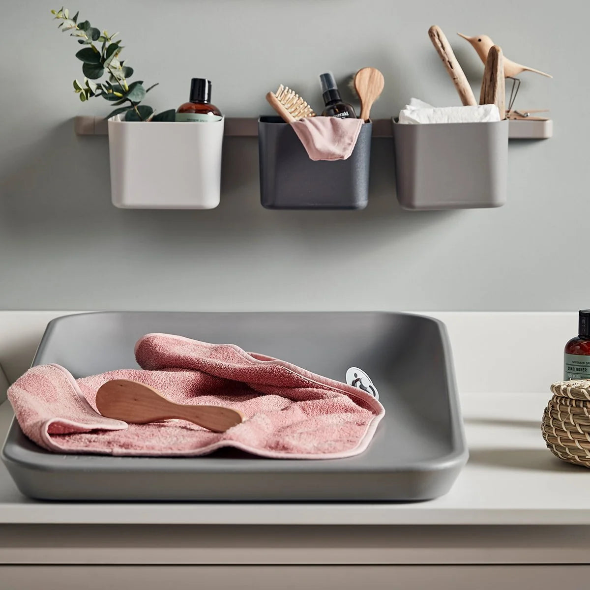 Leander lang opbevaringsskinne med 3 bokse og 2 kroge, dusty grey