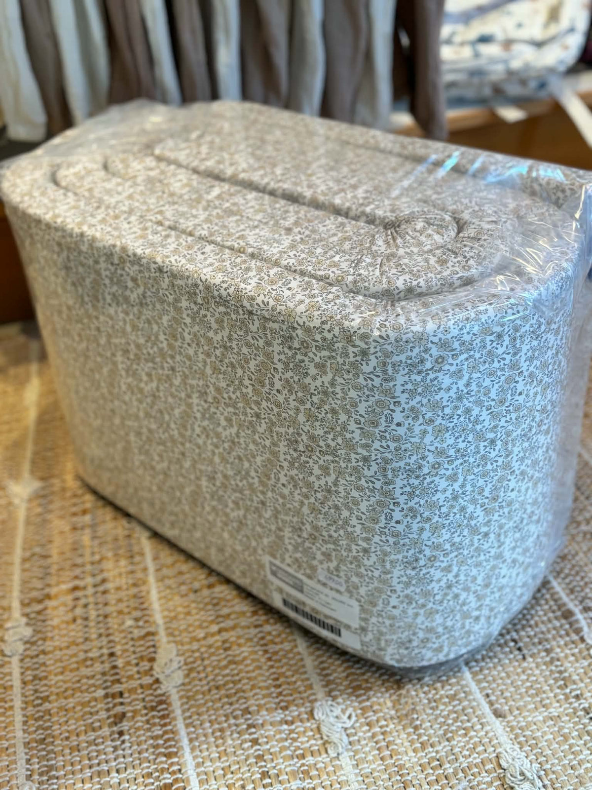Nørgaard Madsen Sengerand, Blomster, Beige